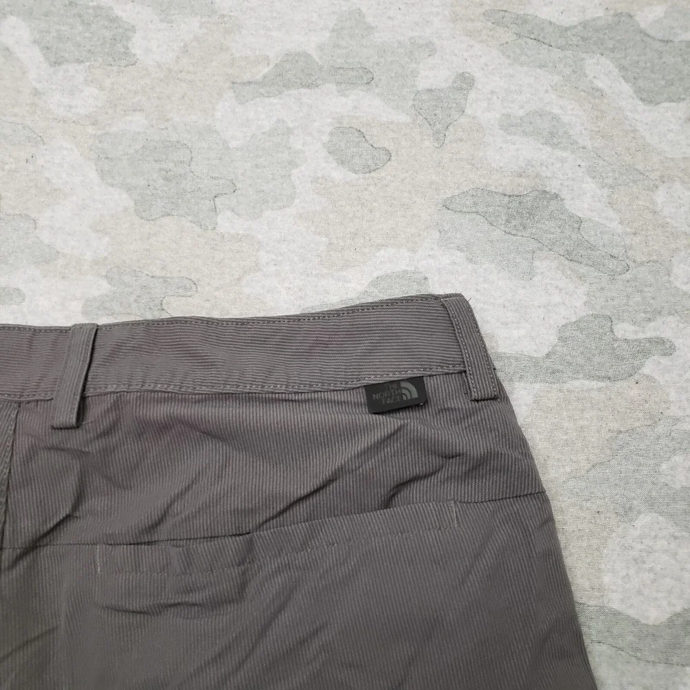 The North Face Shorts Men's 34 Gray Lightweight Pockets Bermuda Hiking Travel‎